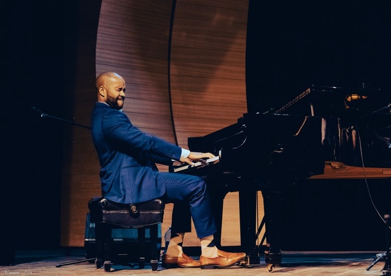 Dr. William Menefield Performing at the Making Connections Piano Festival in Brazil